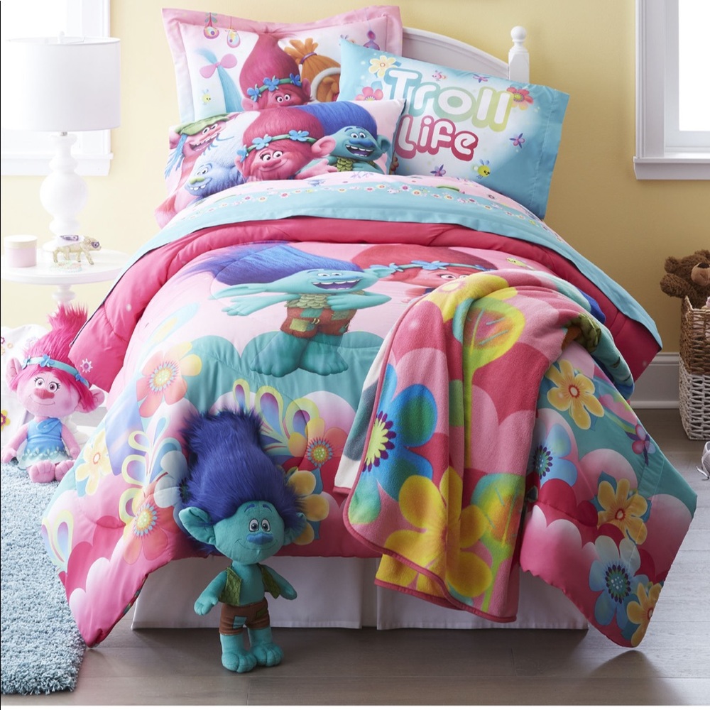 Trolls twin reversible bedspread and sheet set